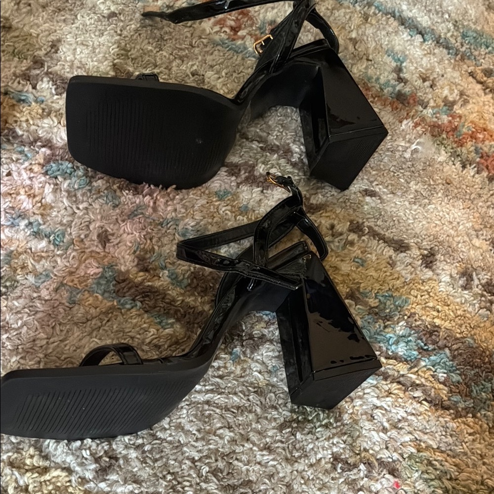 Black Women's Heels - Picture 4 of 7